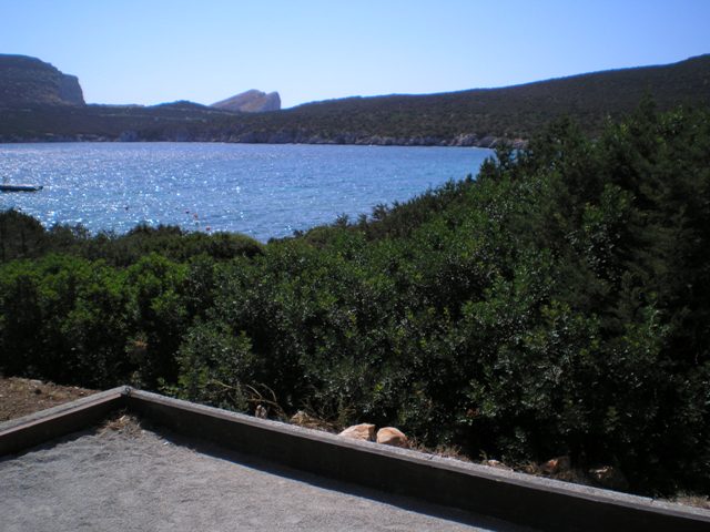 Dalla pista di bocce si puo' ammirare il mare contenuto tra le montagne, sovrastato da un cielo azzurrissimo!